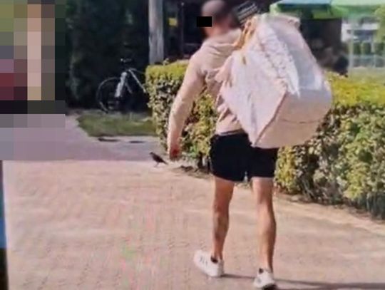Wskoczył do busa, zabrał paczki na oczach kuriera i groził mu pobiciem. W domu miał dużo narkotyków