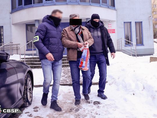 Wspólna akcja CBŚP i FBI w Polsce. Zatrzymano mężczyznę podejrzanego o korupcję w NATO