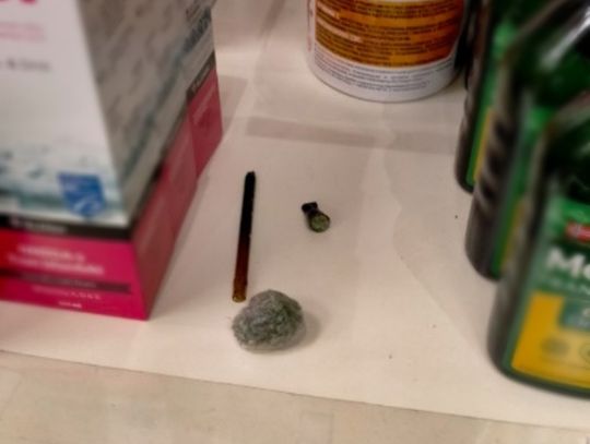 Wszedł do apteki i położył na półce marihuanę z lufką. Pracownicy wezwali policję