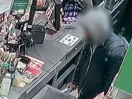 Wszedł do sklepu i z nożem w ręku zażądał hot doga. Młodzi ludzie zauważyli, co się dzieje i go przepłoszyli