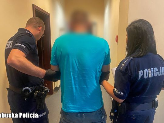 Wszedł na posesję z nożem i siekierą, a potem rzucił się na samochody. Okazało się, że powinien siedzieć w więzieniu