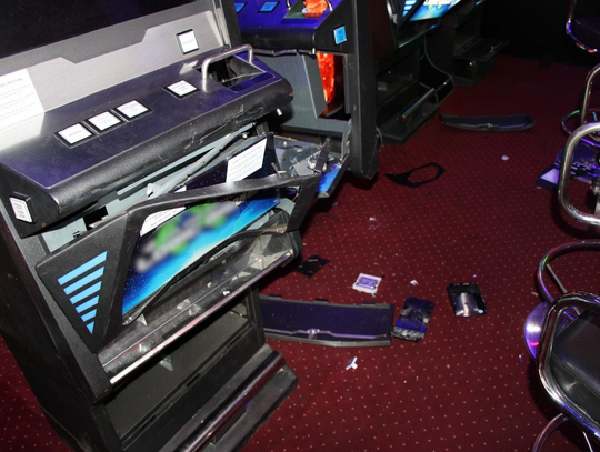 Wszedł, pograł i nagle zaczął demolować automaty. Mężczyzna uciekł z pieniędzmi