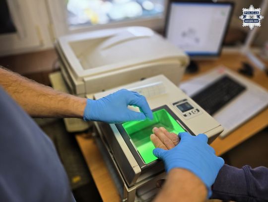 Wszedł przez okno i napadł mieszkańców. Pobił mężczyznę na oczach jego matki i splądrował dom