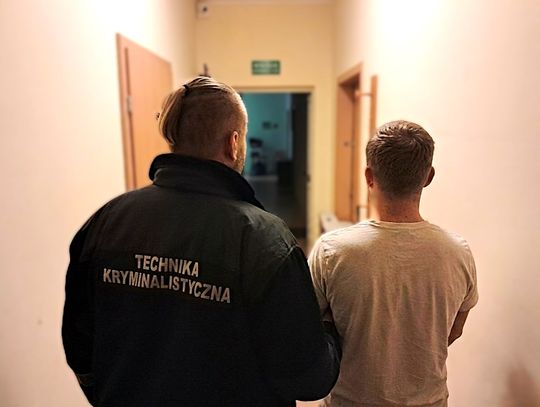 Wszedł przez otwarte okno i ukradł prawie 16 tysięcy złotych. 27-latek z zarzutem