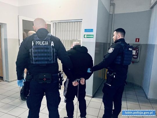 Wtargnął do hotelu i krzyczał, że szuka żony. Po awanturze został obezwładniony przez policję