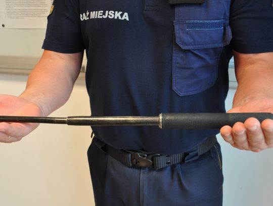 Wtargnął do lokalu i brutalnie pobił znajomego. Okładał go pałką teleskopową, a potem okradł