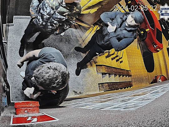 Wtargnęli do mieszkania i brutalnie pobili mężczyznę. Jest wizerunek sprawców i apel policji