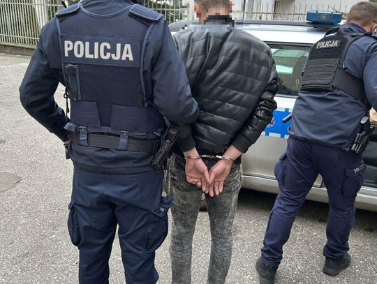 Wtargnęli do mieszkania, pobili lokatora i urządzili demolkę. Agresorzy zatrzymani