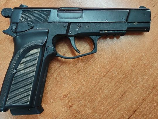 Wtargnęli na szkolne boisko i wyzywali ludzi grających w piłkę. 20-latek wyciągnął pistolet i nóż