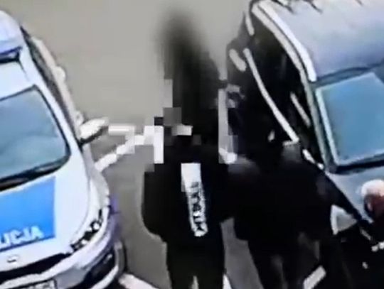 Wybił szybę, wszedł do domu i zaatakował mieszkańców gazem. Ukradł notes, po czym uciekł