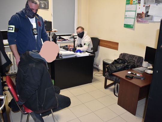 Wybili szybę w drzwiach balkonowych i splądrowali mieszkanie. Dwaj Gruzini zatrzymani