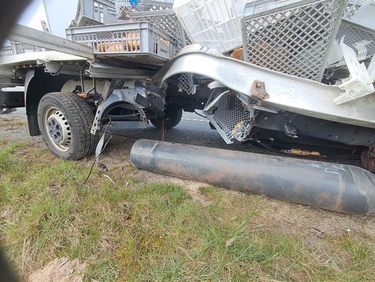 Wybuch gazu w Iveco na drodze ekspresowej. W wyniku eksplozji doszło do rozerwania naczepy