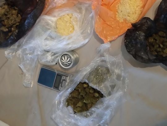 Wyciągnął przed sklepem broń i groził nią mężczyźnie. Po zatrzymaniu policjanci znaleźli narkotyki