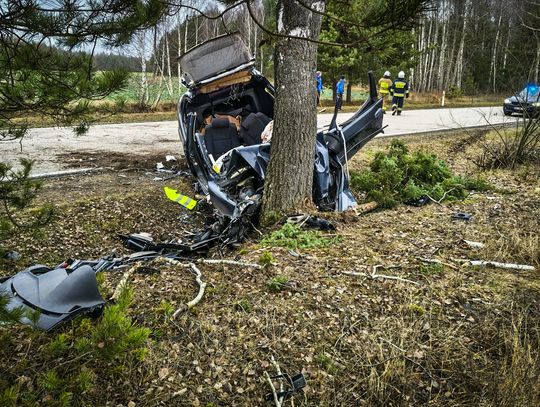 Wycieli dach z BMW, żeby wydostać młodego kierowcę. Rozbił auto na drzewie Wycieli dach z BMW, żeby wydostać młodego kierowcę. Rozbił auto na drzewie