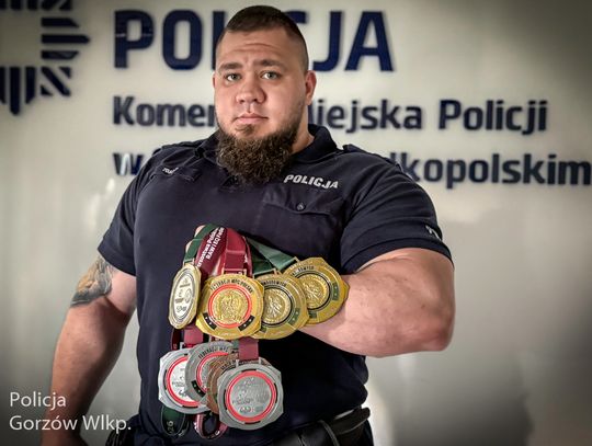 Wycisnął 250 kilogramów i został mistrzem Polski. Ten policjant naprawdę ma moc