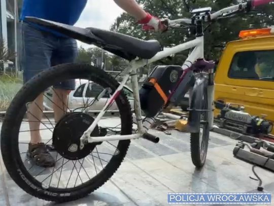 Wyglądał jak rower, ale nie miał pedałów. 22-latekl dostał wysoki mandat, a jego "maszyna" trafiła na lawetę