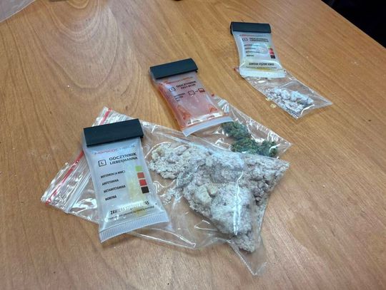 Wyglądał, jakby potrzebował pomocy, więc zainteresowali się nim policjanci. Mężczyzna miał narkotyki