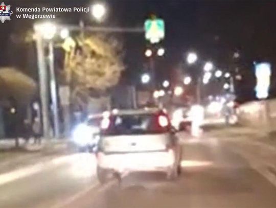 Wyglądało jakby jechał pod wpływem. Prawda okazała się zupełnie inna. Policjanci pomogli kierowcy