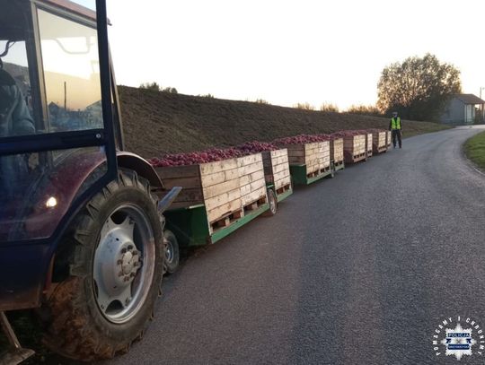 Wyglądało, jakby po drodze jechał pociąg. Policjanci zatrzymali ciągnik kierowany przez 32-latkę