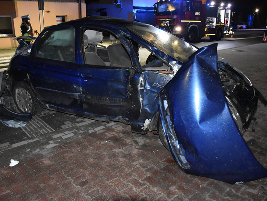 Wygrzebał się z rozbitego auta i uciekł. Policjanci znaleźli go zakrwawionego pod kartonami