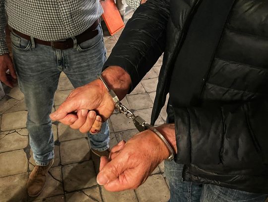 Wyjął broń na ulicy i strzelił mu w stopę. 71-latek chciał dać nauczkę 28-latkowi, który na hulajnodze szturchnął jego żonę