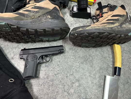 Wyjął w autobusie pistolet i groził śmiercią innemu pasażerowi. Nie podobała mu się jego rozmowa Wyjął w autobusie pistolet i groził śmiercią innemu pasażerowi. Nie podobała mu się jego rozmowa