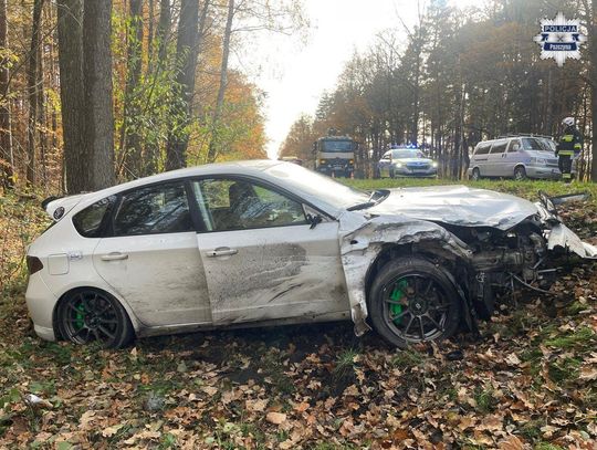 Wyjeżdżając z drogi leśnej spowodował wypadek. 29-letni sprawca ma cztery sądowe zakazy jazdy