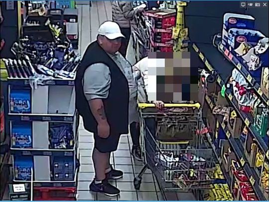 Wykorzystał okazję i ukradł cudzy portfel. Policja opublikowała zdjęcia i prosi o pomoc