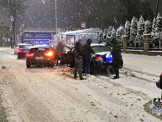 Wyłudzali pieniądze "na wnuczka" i "na policjanta". Zatrzymani trzej mężczyźni w wieku 18-20 lat