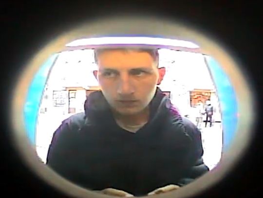 Wyłudził kody i wypłacił gotówkę. Policja opublikowała zdjęcie młodego oszusta