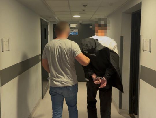 Kobieta oszukana na ponad 400 tysięcy złotych. 27-latek przyszedł z kwiatami po kolejne 320 tysięcy