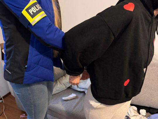 Wyłudzili od 91-latki 50 tysięcy złotych. 24-letni oszuści wpadli w mieszkaniu pełnym narkotyków