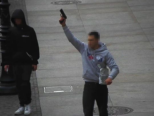 Wymachiwał pistoletem w centrum Poznania. Policjanci zatrzymali młodego mężczyznę i jego kolegę