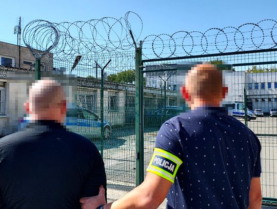 Wymalował wulgarne napisy na aucie i przebił opony. Zdradził go plecak z odblaskami