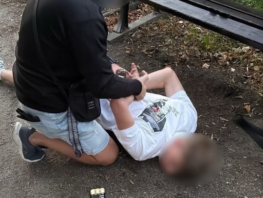 Zmyślił, że wygrał w kasynie i się tym chwalił. Porwali go i brutalnie zmuszali, żeby oddał pieniądze