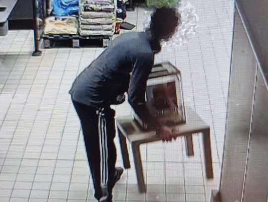 Wyniósł ze sklepu skarbonkę razem ze stolikiem, do którego była przymocowana. Pieniądze przepił