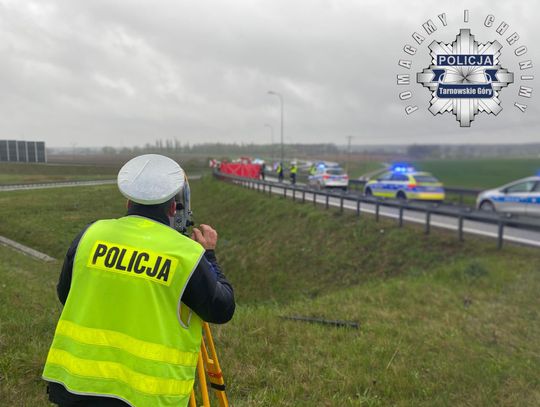 Wypadek busa na autostradzie A1. Zginęło dwóch mężczyzn, pięć osób trafiło do szpitala [FOTO]