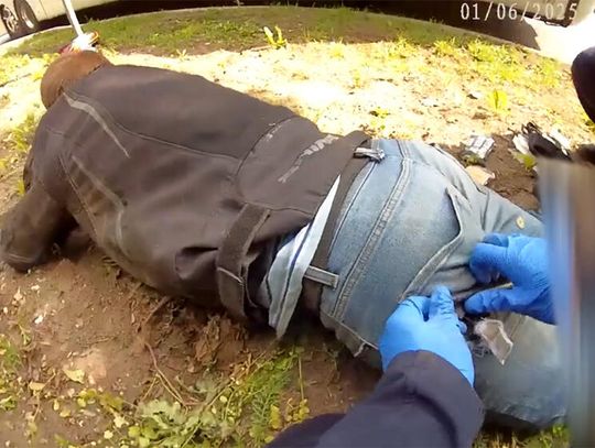 Wypadek motocyklisty, otwarte złamanie i krwotok. Policjanci uratowali mu życie