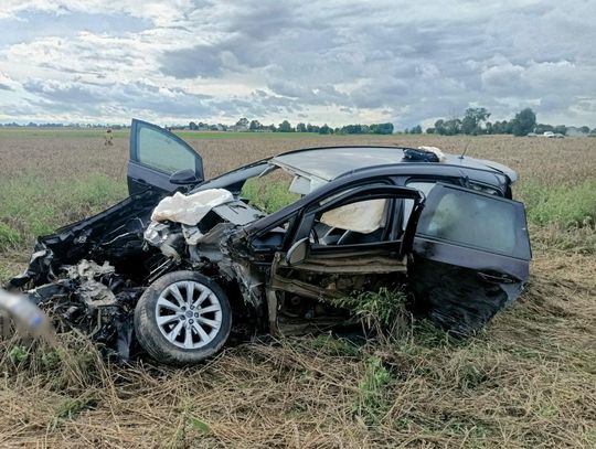 Wypadek na niestrzeżonym przejeździe kolejowym. Kierowca opla wjechał przed jadący pociąg [FOTO]