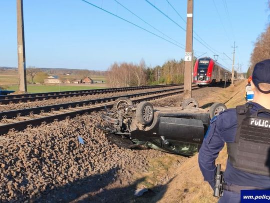 Wypadek na niestrzeżonym przejeździe kolejowym. Kierująca Fiatem wjechała w bok pociągu Wypadek na niestrzeżonym przejeździe kolejowym. Kierująca Fiatem wjechała w bok pociągu