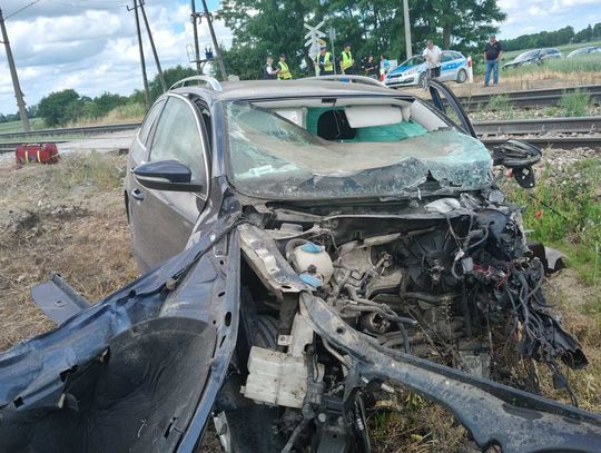 Wypadek na niestrzeżonym przejeździe kolejowym. Volkswagen zderzył się z szynobusem