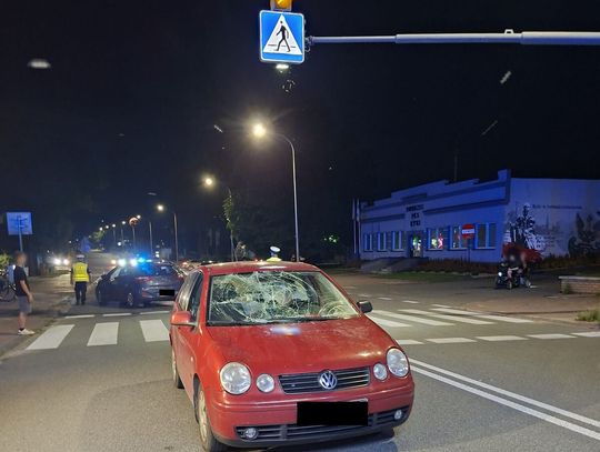 Wypadek na oznakowanym przejściu. Kierowca osobówki potrącił matkę niosącą 2-letnią córeczkę