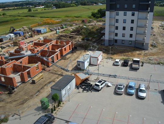 Wypadek na placu budowy bloku. Żuraw budowlany runął na parking i uszkodził pięć samochodów