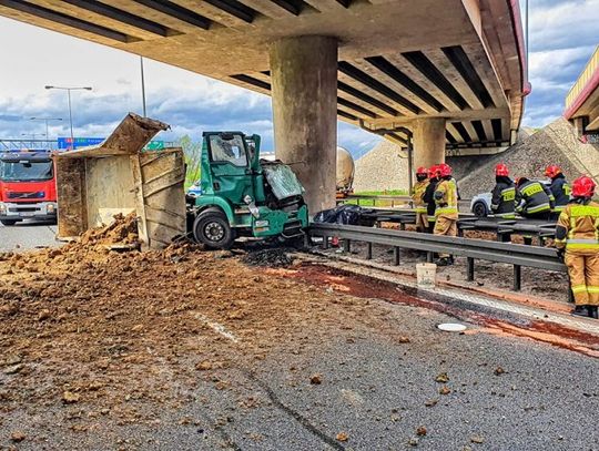 Wypadek śmiertelny na A4. Kierowca ciężarówki wjechał w betonowy filar wiaduktu