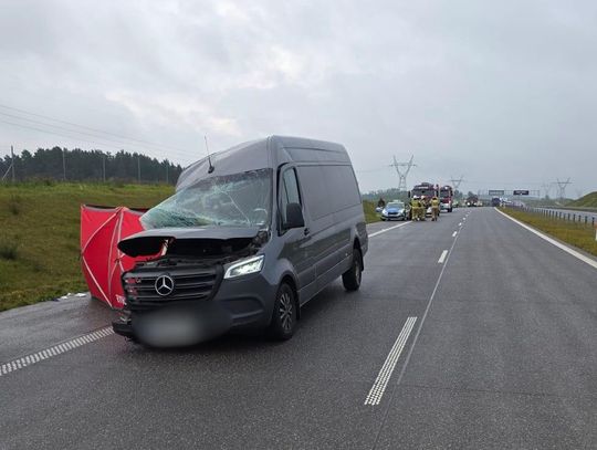 Wypadek śmiertelny na drodze ekpresowej S61. Laweta zderzyła się z busem wiozącym 10 osób