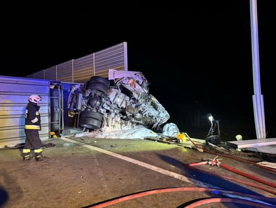 Wypadek śmiertelny na drodze ekspresowej S8. Zderzyły się trzy samochody osobowe i ciężarówka