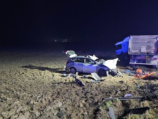 Wypadek śmiertelny na krajowej 16. Zginęła kobieta, jej córka została zabrana do szpitala