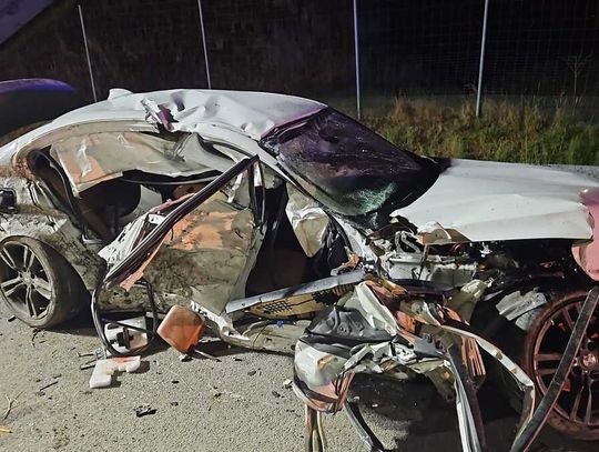 Wypadek śmiertelny na prostej drodze. Kierowca BMW uderzył w bariery i zginął na miejscu