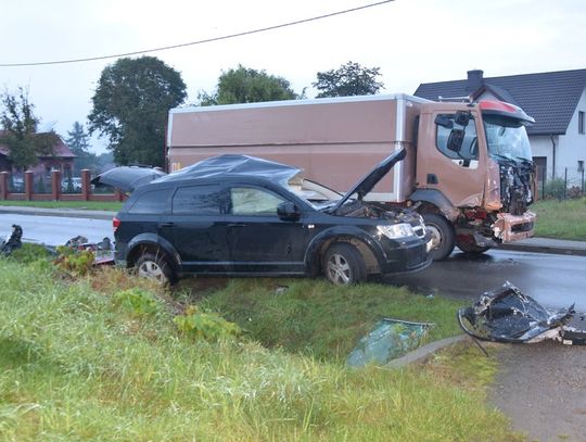 Wypadek śmiertelny z udziałem ciężarówki i osobówki. Zginął kierujący dodgem