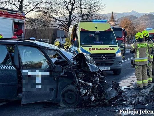 Wypadek taksówki z sześcioma obcokrajowcami. Kierowca alfy wpadł w poślizg